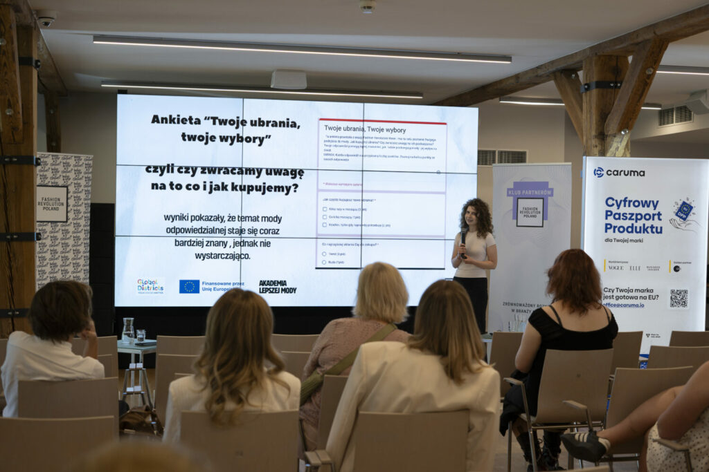 Absolwentka Akademii Lepszej Mody prezentuje swój projekt 1 fot. Aleksandra Wasilczuk