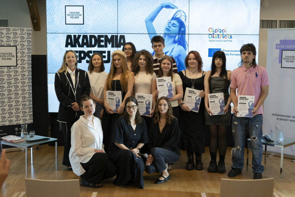 Zdjęcie pamiątkowe absolwentów i kadry Akademii Lepszej Mody fot. Aleksandra Wasilczuk